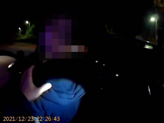 警方再度攔查到鍾男，忍不住拍著他的肩膀詢問「怎麼又是你？」(翻攝照片／林郁平台北傳真）