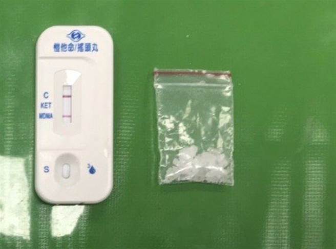 保大員警先查獲鍾男持有一小包K他命。(翻攝照片／林郁平台北傳真）