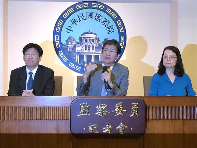 监委高涌诚（左）、蔡崇义（中）、王美玉（右）去年9月公布石木钦案调查报告。（赵婉淳摄）