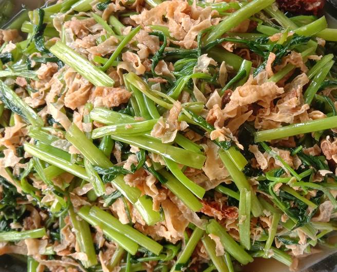 有网友曝妈妈教她的家常菜「空心菜炒豆皮清刺」料理方式，让老饕大讚：好吃。(图／翻摄自脸书社团家常菜)