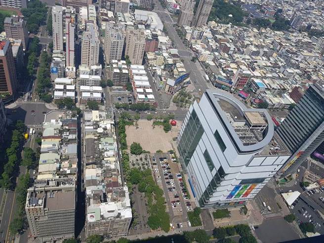 位于亚湾入口的大远百，9连霸高雄地王，每坪公告土地现值190.1万元，比去年每坪上涨1.7万元。图／顏瑞田
