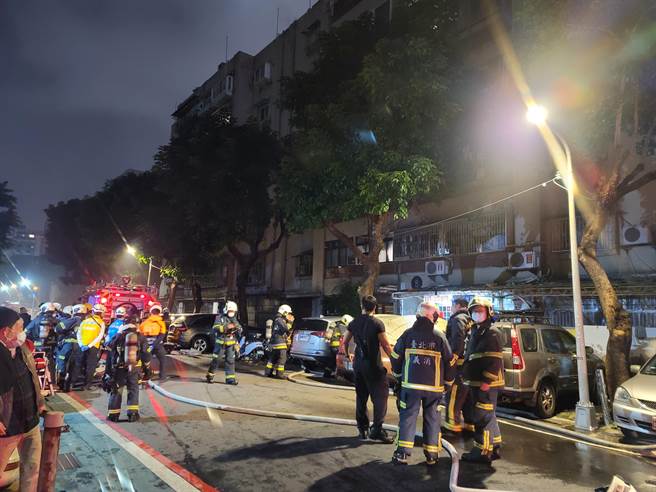 北市基隆路平安夜傳出火警，幸無人傷亡。（林郁平攝）