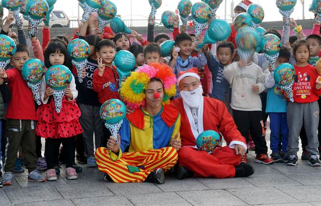 大里立德里长江和树（右）24日带台中「跳舞哥」（左），参与家扶非营利幼儿园的圣诞活动，江和树指出，相信只要多点关爱，引导他走对的路，相信他的未来会充满正能量。（黄国峰摄）