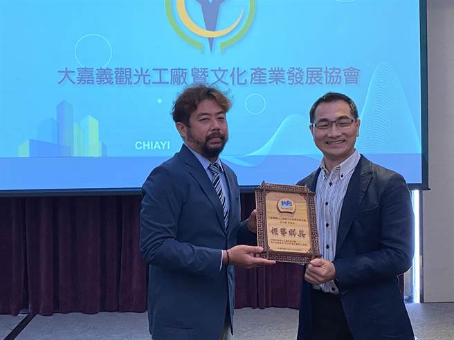 大嘉義觀光工廠協會成立，理事長余兆豐（左）就任。（廖素慧攝）