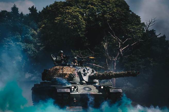 淡水河防守备任务演练，指挥官立即实施作战指导，并令河防部队进入阵地。(示意图/中时资料库)