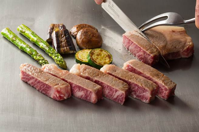 秋田縣使用有機種植的稻米加入飼料中肥育出的黑毛和牛，肉質柔軟多汁、香氣濃厚、口感滑順，令人無法抵擋。（長榮航空提供／陳祐誠傳真）