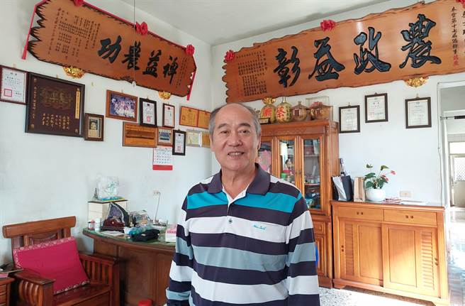 在二水乡农会任职服务40年的前总干事蔡文琳，年初因连任失利退休，在地方乡亲劝进下，几经思考，决定转战基层乡代选举，向二水乡民头家们「应徵头路」。（谢琼云摄）