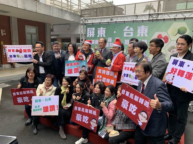 民进党立委庄瑞雄今在立法院举行屏东农产品行销会，民进党多位立委都到场支持。（林缙明摄）