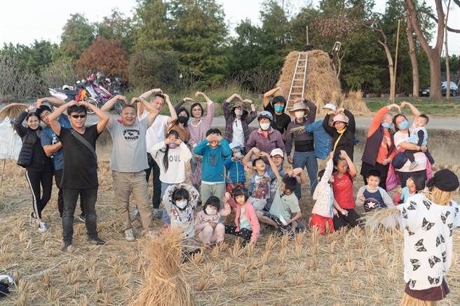 田尾鄉公所今年首度攜手「東野良田」返鄉青年團隊，26日除了將在鄉幼旁的休耕稻田舉辦親子焢窯，還有在地青年們激盪創意打造的各種地景藝術裝置，要讓大家感受帶點文青風的農村藝術風情。（田尾鄉公所提供／謝瓊雲彰化傳真）