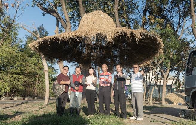 田尾鄉公所今年首度攜手「東野良田」返鄉青年團隊，26日除了將在鄉幼旁的休耕稻田舉辦親子焢窯，還有在地青年們激盪創意打造的各種地景藝術裝置，夕陽餘暉下的超大斗笠十分吸睛。（田尾鄉公所提供／謝瓊雲彰化傳真）