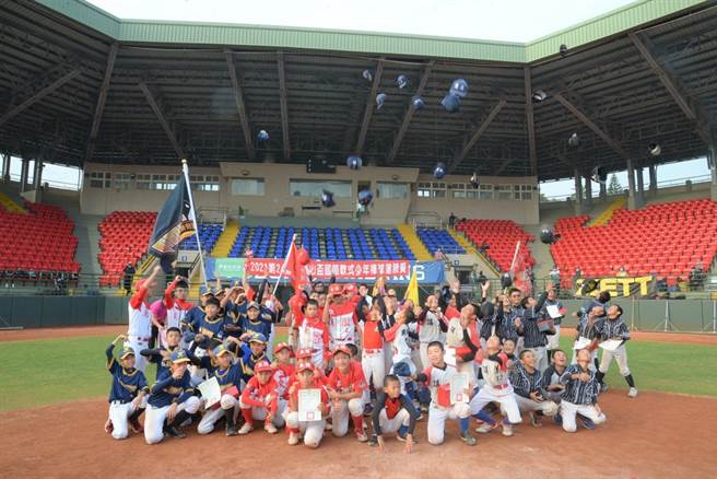 第24届诸罗山杯国际软式少棒赛闭幕，小选手们相约后会有期。（嘉义市教育处提供）