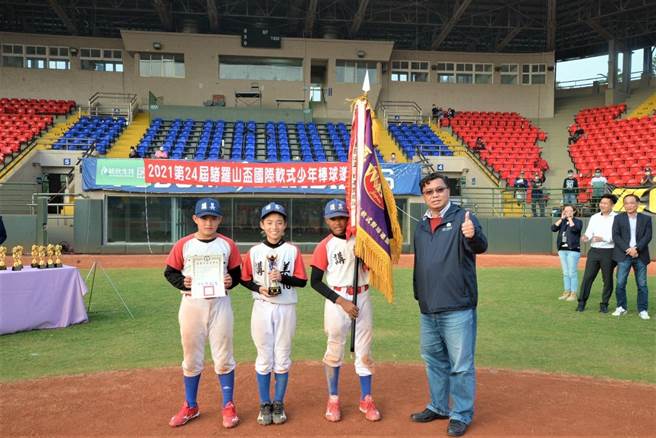 第24届诸罗山杯国际软式少棒赛闭幕，嘉义市教育处长林立生颁发冠军奖杯给澎湖讲美国小。（嘉义市教育处提供）