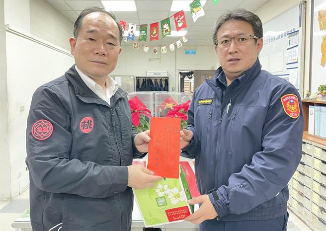 桃園市警察局局長陳國進（左）前往平鎮警分局慰勉警察同仁，致贈慰問獎勵金。（警方提供）