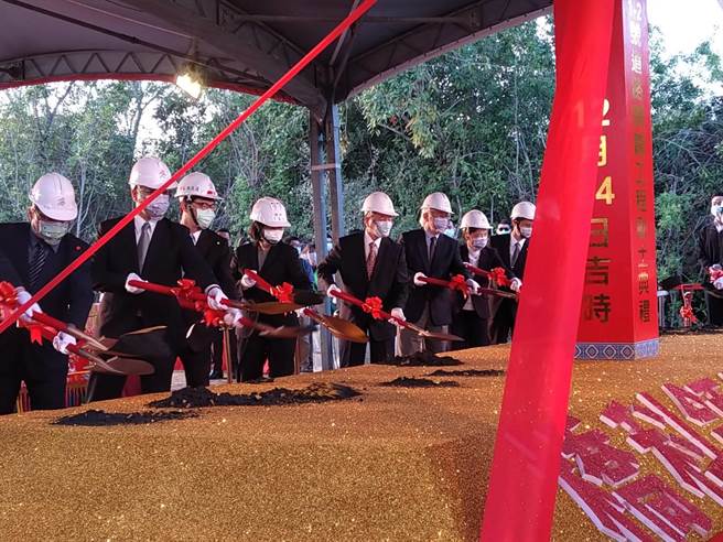 桥头科学园区今天下午举行选地招商启动典礼，包括蔡英文总统、行政院副院长沈荣津、经济部长王美花、科技部长吴政忠及高雄市长陈其迈等人与日月光集团资深副总经理周光春、群联电子执行长潘健成等企业代表出席参加动土仪式。（林雅惠摄）