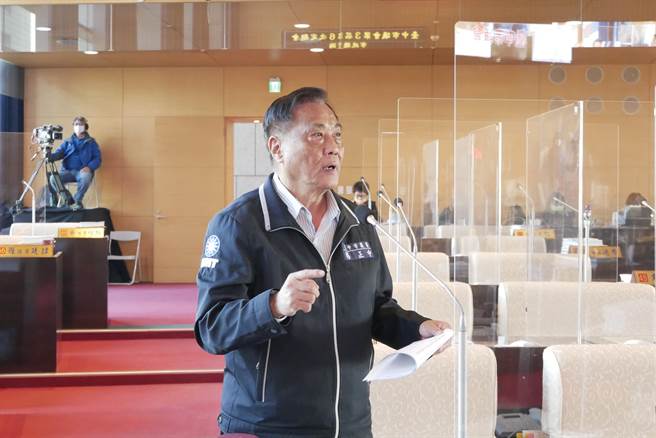 台中市议员杨正中24日指出，台中举债规模较上年度减少2.9亿，债务利息支出反增7000万元，不合逻辑。（卢金足摄）