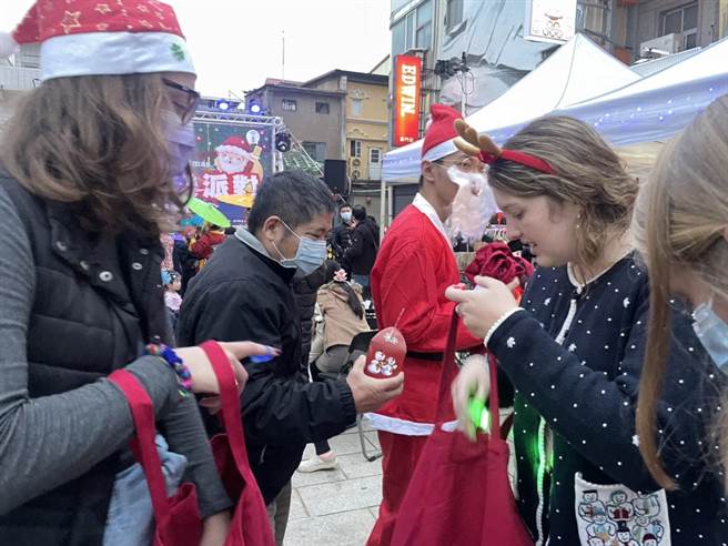 圣诞点灯开幕仪式洋溢异国风情，吸引不少外籍朋友开心同乐。（金门县府提供）