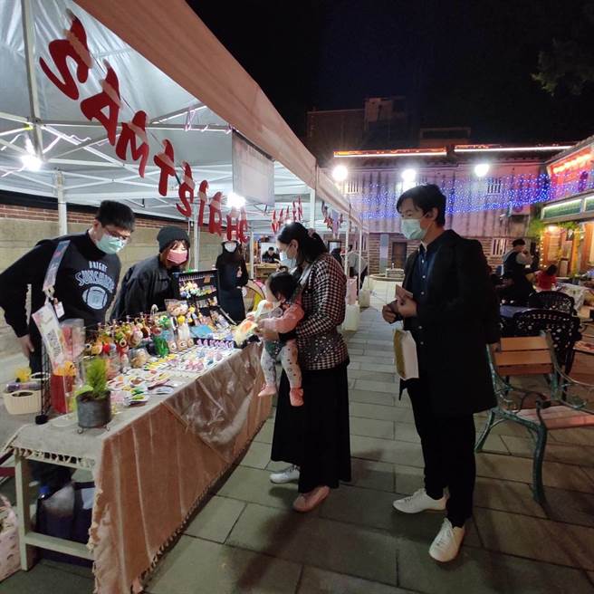 双主场之一的后浦十六艺文特区，吸引特色商家和在地美食摊位共襄盛举。（李金生摄）