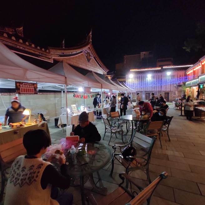 文创、特色商家与在地美食、小农特产等人气摊位加入，让活动内涵更加多元与丰富。（李金生摄）