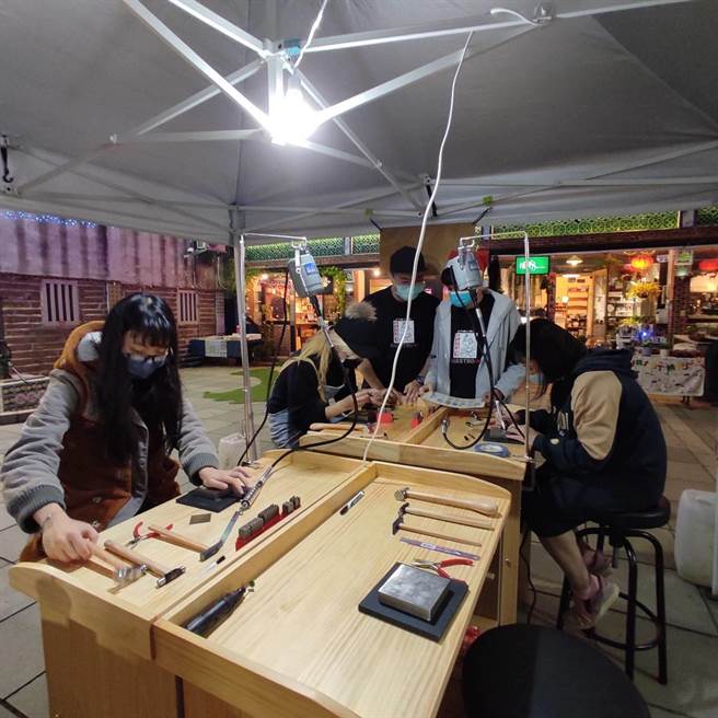 现场也安排亲子姜饼屋DIY、千锤百练金工DIY体验，活动内容多采多姿。（李金生摄）