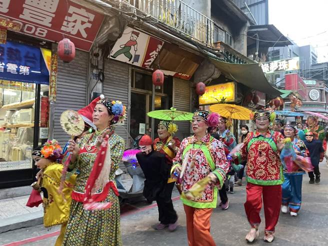 在地知名的「公背婆」特色表演团队带来欢欣气氛。（金门县府提供）