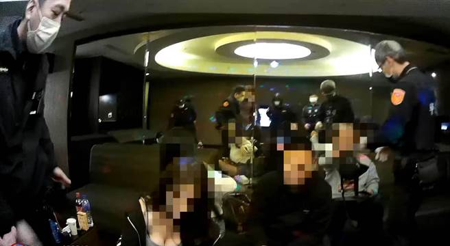 警方到汽车旅馆临检，查获5名男女开毒趴。(翻摄照片／林郁平台北传真）