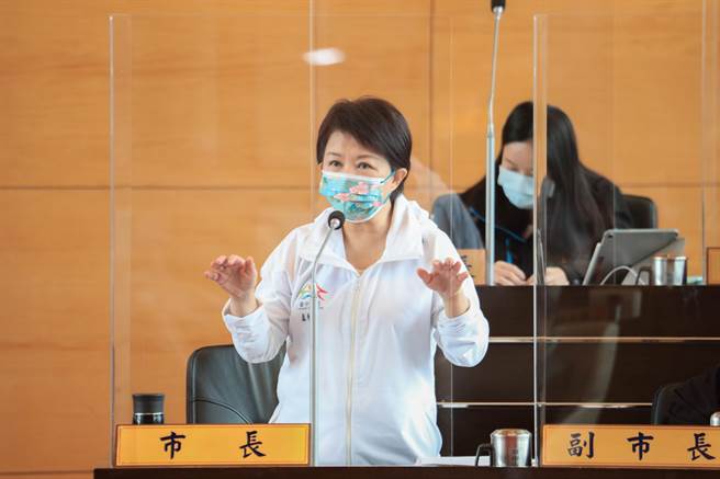 台中市長盧秀燕24日表示，如果崇德殯儀館遷走，市中心民眾會不會感受不方便？如何現地加強改善，也會借鏡其他縣市經驗。（盧金足攝）