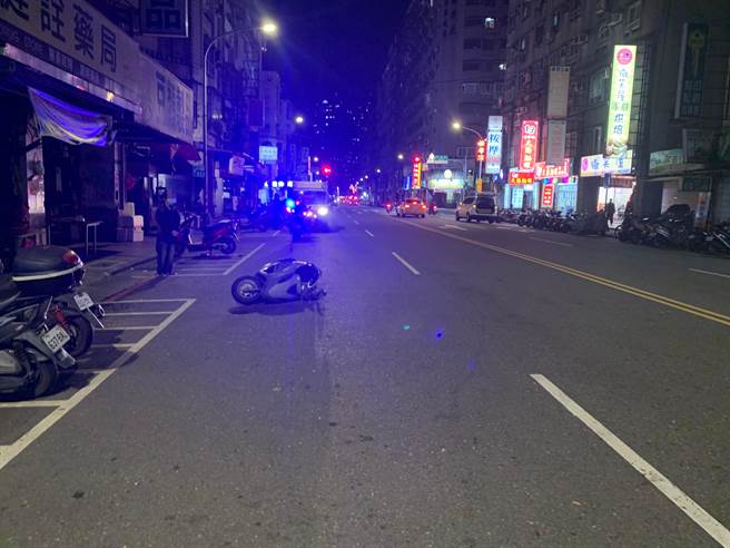 45歲周姓女子騎機車搭載13歲女兒，15日晚間10時許行經新北市新店區建國路，突然遭44歲吳姓男子駕駛的休旅車追撞。（葉書宏翻攝）