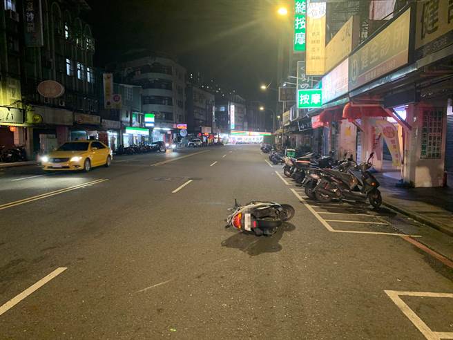 45歲周姓女子騎機車搭載13歲女兒，15日晚間10時許行經新北市新店區建國路，突然遭44歲吳姓男子駕駛的休旅車追撞。（葉書宏翻攝）