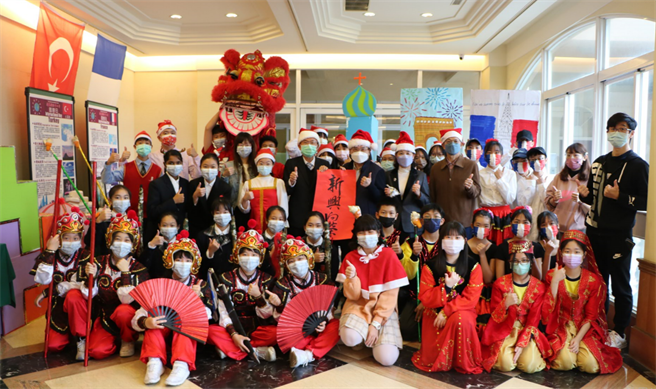 新兴国际中小学办理国际日系列活动，享受岁末感恩与祝福的美好时光。（校方提供）