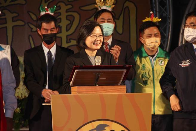蔡英文總統在台南市議會小小燈會中致詞，祝民眾有快樂的耶誕夜。（程炳璋攝）
