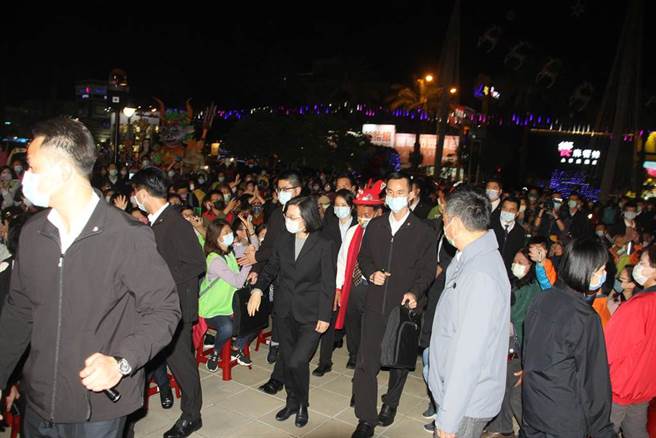 蔡英文總統（中間黑西裝灰衣者）進場時，民眾歡呼。（程炳璋攝）
