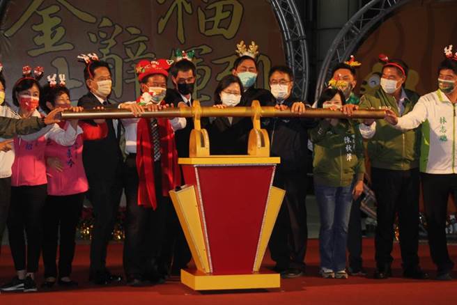 蔡英文總統（中）率領大家啟燈。（程炳璋攝）
