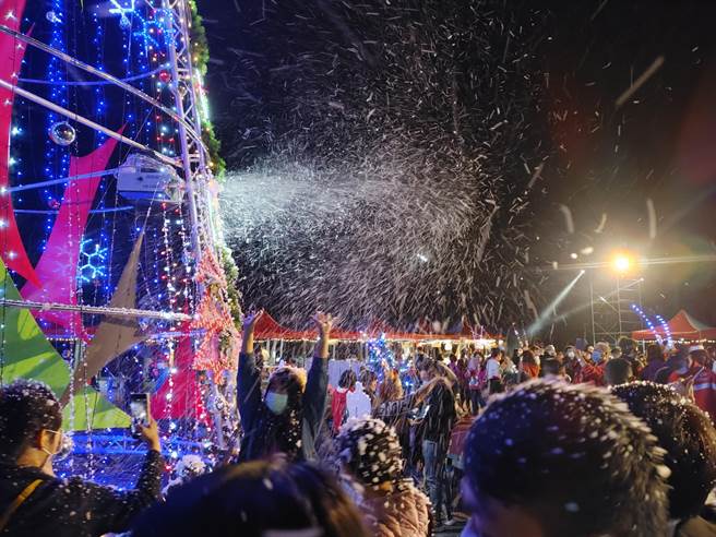 主办方特别在现场施放人造雪，让现场民眾玩得不亦乐乎。（吴建辉摄）