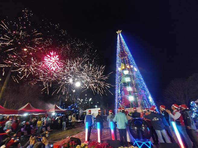 晚间6点县长林明溱也到场与族人一起点灯，在海拔1000公尺的罗娜部落点亮25公尺的圣诞树。（吴建辉摄）
