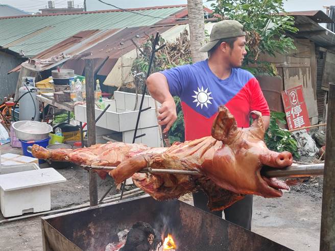 下午整条街道就开始涌现民眾，原住民烤乳猪在街上随处可见。（吴建辉摄）