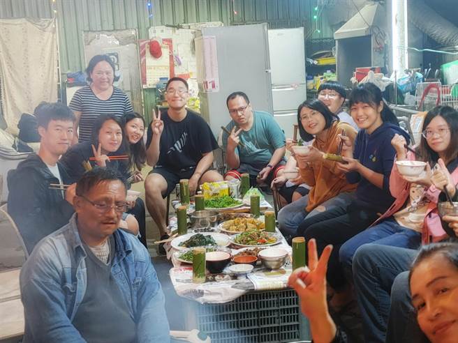 在地乡亲全小姐就说，罗娜村圣诞晚会就是布农族的过年，没有一个地方比这里更有圣诞气氛，所有族人都会在这一刻回到家中，家家户户一起手拿火把传递火苗，并到街上报佳音。（吴建辉摄）