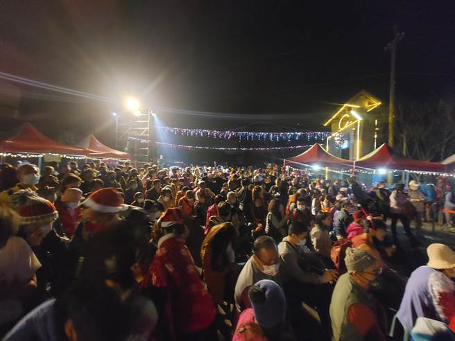 家家户户都会挂上各式顏色圣诞灯饰，在外谋职的异乡游子也都会在这时返回罗娜，与家人同欢，每年都吸引上万游客到访朝圣，感受全台最「原」味的圣诞节庆。（吴建辉摄）