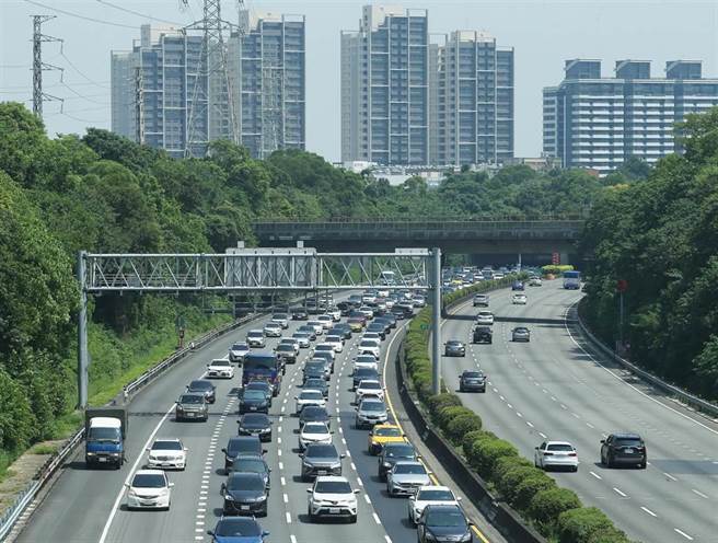 元旦连假各地恐现出游潮。图为塞车示意图。（资料照）