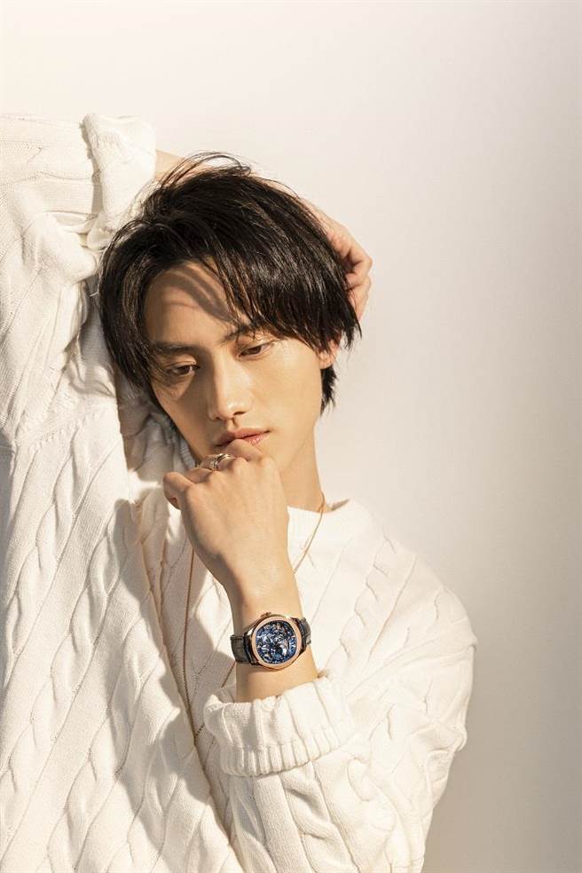 范少勋配戴伯爵Polo系列腕表和Possession珠宝，有名表与珠宝加持，更添星光。（PIAGET提供）
