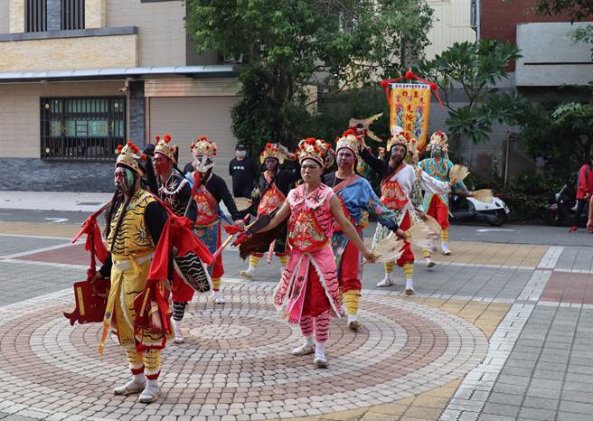此次西港刈香中有两阵八家将，西港街瓦厝内吉善堂八家将是二部先锋官，会于庙埕处为信眾收惊祭改。（刘秀芬摄）