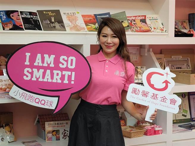 佩甄今一身桃紅裝扮出席公益記者會。（鄭宜熏攝）