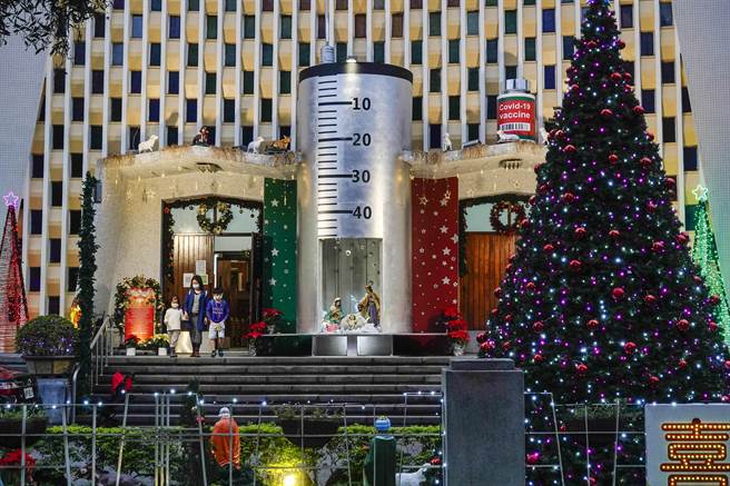 台北市天主教聖家堂今年聖誕裝置「疫苗馬槽」很特別，在教堂門口矗立一根巨型注射針筒與一瓶新冠疫苗，提醒民眾除了接種疫苗自保，也可到教堂「注射心靈疫苗」。（黃子明攝） 