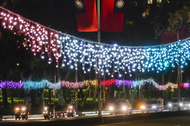 今年台北聖誕節慶除了天主教與基督教六所教會合辦部分活動，新生南路二、三段兩側路旁架起六彩LED燈串，形成「天堂之路」的燈海隧道。（黃子明攝） 