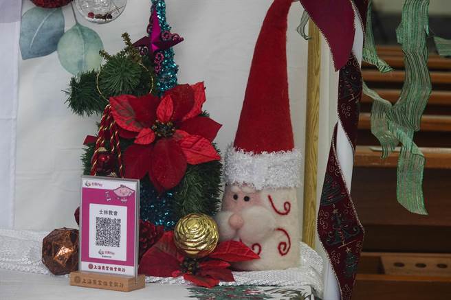 教友捐獻採用電子支付的QR Code被放在教堂入口處桌面上。（黃子明攝）