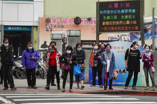 台北市士林區一所教堂戶外跑馬燈不斷打出耶誕彌撒時間，及免費提供口罩飲水等資訊。（黃子明攝） 