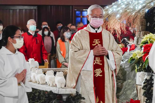 平安夜今晚在各地教堂登場，台北聖家堂耶誕彌撒儀式由饒志成神父（右）主持。（黃子明攝）