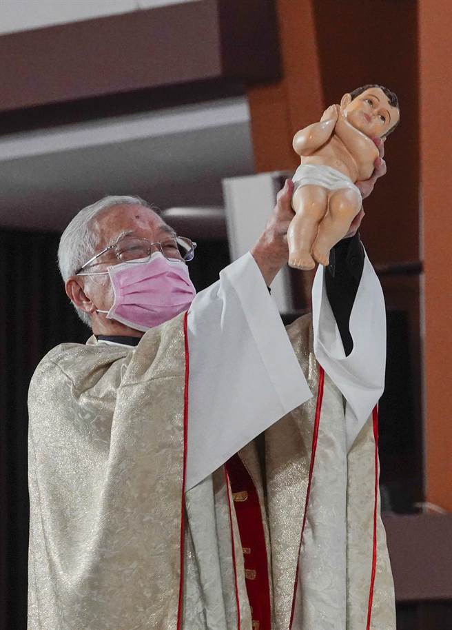 平安夜今晚在各地教堂登場，台北聖家堂耶誕彌撒儀式由饒志成神父（見圖）主持，他在儀式中手持耶穌像為教友祝福。（黃子明攝）