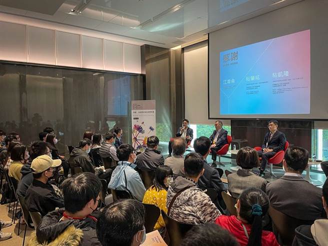 「億豐 粘銘獎助學金」頒獎典禮上，特別設置「通向未來的對談」，讓獲獎學生跟校長、實業家們有更深入的互動。（圖／業者提供）
