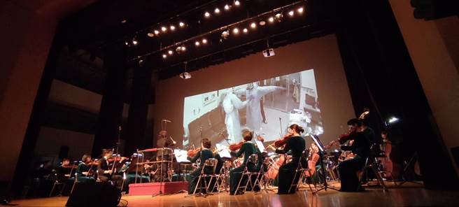 新北市新聞局耶誕夜攜手財團法人張榮發基金會，在市府舉辦「『感謝有你 · 疫過天晴』—新北感恩交響之夜」。（陳慰慈攝）