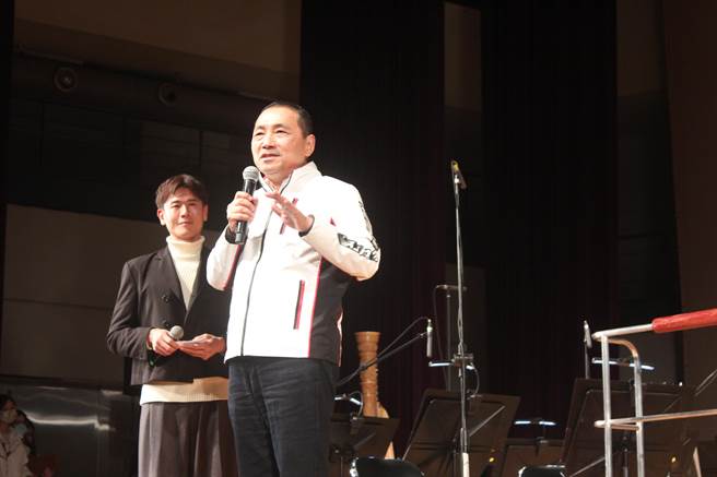 新北市長侯友宜（右）出席表示，謝謝防疫英雄，未來還有一段艱鉅的路要走，只要大家團結齊心齊力，台灣一定可以守得住。（陳慰慈攝）